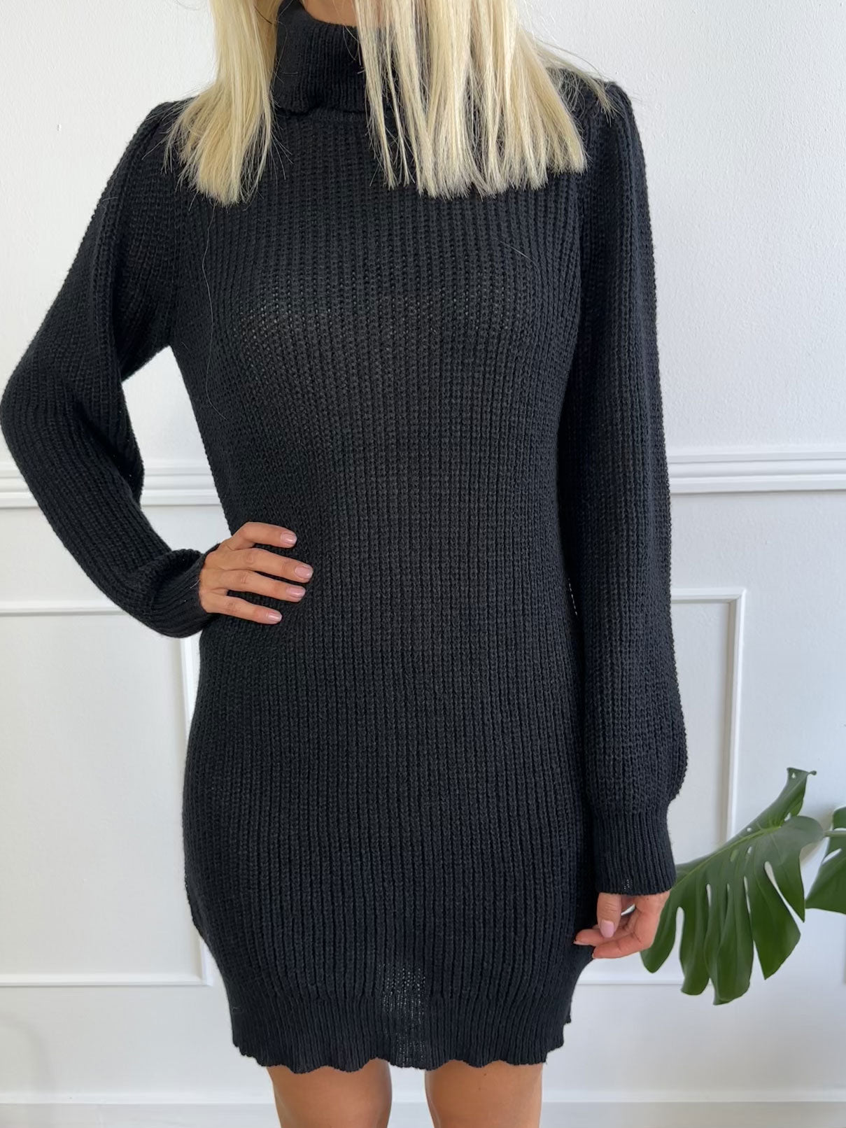 Teresa - Kort simpel strikkjole med turtleneck